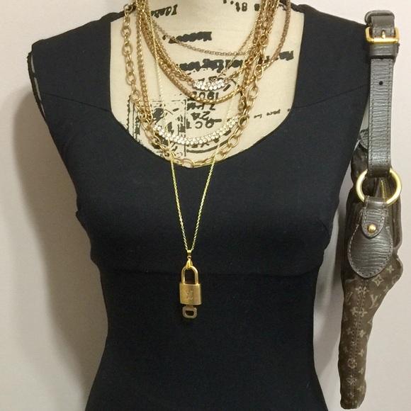 Louis Vuitton lock and key with gold necklace - Picture 3 of 7